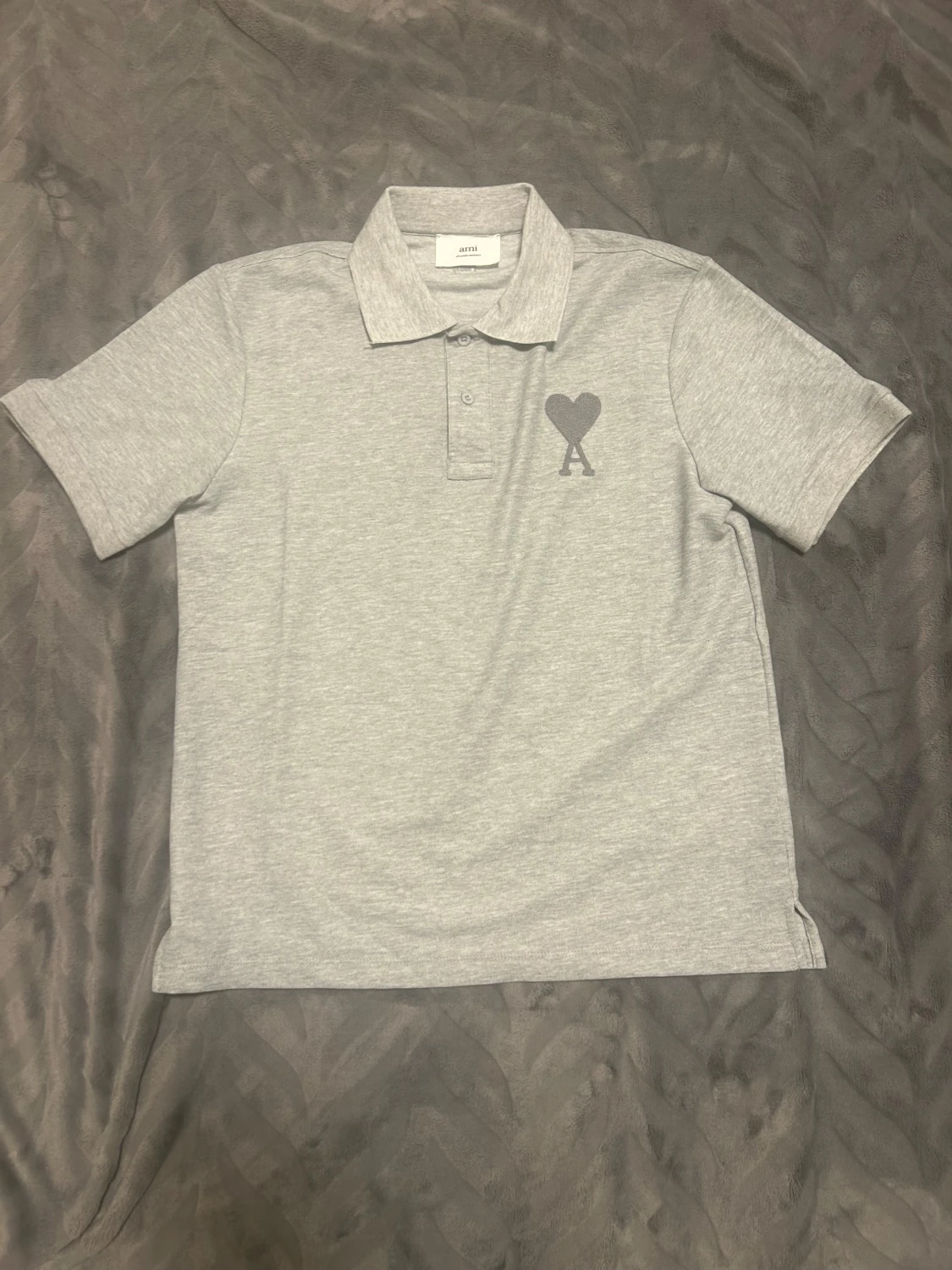 Grå polo från Ami med hjärtdetalj - 1