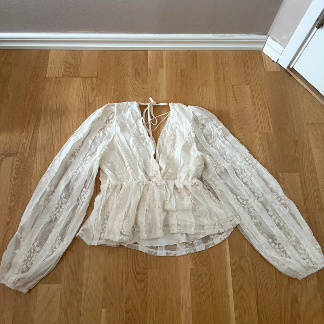 Vit spetsblus med öppen rygg