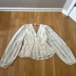 Vit spetsblus med öppen rygg - Aldrig använd superfin blus, säljer då den inte kommer till användning💓köpt för 400 
