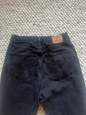 Raka Levi’s jeans  - Supersnygga raka Levi’s jeans i modellen ”70s high slim straight”☺️ Står att det är storlek 28 vilken ska vara storlek S enligt Levi’s hemsida🌸