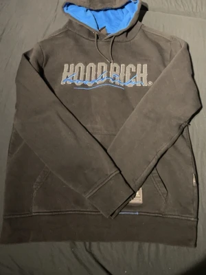 Hoodrich hoodie - En hoodrich hoodie som jag säljer pågrund av att den har blivit för liten.