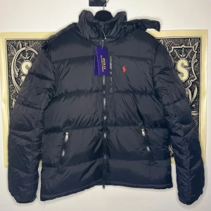 Polo Ralph Lauren svart jacka - Polo Ralph Lauren svart jacka i ny skick, pm vid frågor eller för detaljbilder.