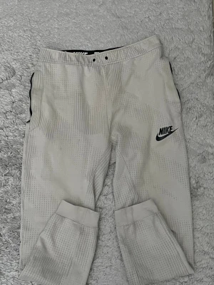 Nike byxor - Storlek S. Lite defekter