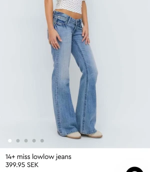 Ljusblå low waist gina 14+ - Säljer ett par ljusblå jeans med låg midja och bootcut passform. Jeansen har klassisk femficksdesign och är tillverkade i mjukt denimtyg. Perfekta för dig som gillar en retro vibe och vill ha ett par riktigt snygga jeans med utsvängda ben. Helt nya aldrig använt 