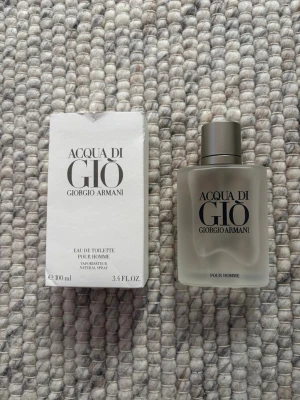 Acqua di Giò Pour Homme 100ml - Fräsch eau de toilette för män från Giorgio Armani. Volym: 100 ml. Tillverkad i Frankrike. Ingredienser: alkohol, aqua, parfym, BHT, linalool, geraniol, eugenol, m.fl. En klassiker som ger en modern vibe.     Kom med prisförslag.