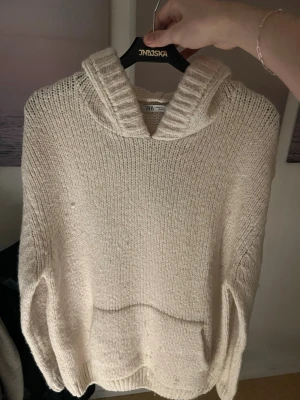 Stickad Ull hoodie från Zara - Mysig beige stickad hoodie från Zara i storlek XL men sitter som M eller L. Tröjan är i ull och polyester tror jag. Väldigt mysig och varm. Säljs för 299kr. Kontakta mig om du har frågor