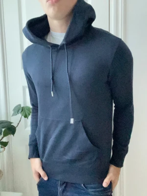 J.lindeberg hoodie  - En hur clean som helst j.lindeberg hoodie med ett tryck där framme. Trycker syns mer i vanligt ljus det är bara lite dåligt här. Modellen är 180 cm 75 kg och bär S, inga defekter - som ny ❣️