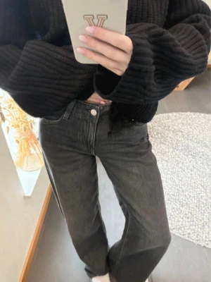 Mörkgrå jeans - Säljer dessa jeans från Gina Tricot som endast är använda en gång!! 