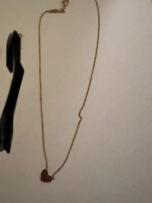 Edblad halsband/ - Säljer ett edblad halsband i färgen guld som föreställer ett hjärta 💞 i bra skick 