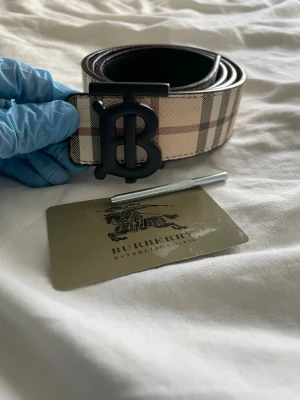 Burrrberry bälte helt ny hållgörare ingår - Burrrberry bälte helt ny hållgörare ingår i väldigt slut bälte som är dubbelsidig, en beige sida och en svart