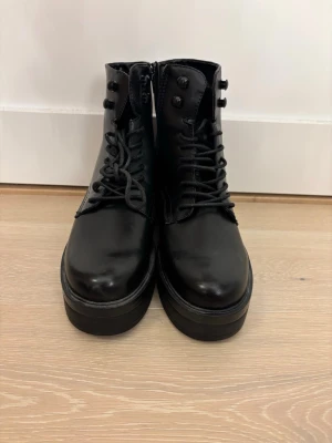 Svarta boots i storlek 39 - Säljer ett par oanvända par svarta boots pga att dom är för stora för mig