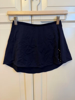 Navyblå Karisma kortkjol S - Säljer en helt ny mörkblå kortkjol från Karisma i mjukt material. Nypris: 1299kr