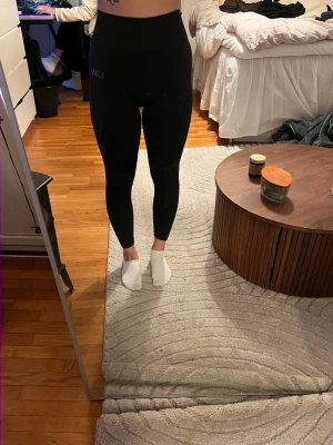 ICIW Queen Mesh Seamless Tights Black - Använt två gånger Tvättade enligt anvisning Mörkgråa (Graphite Melange) Stretch, men skulle säga normala i storlek Höga i midjan