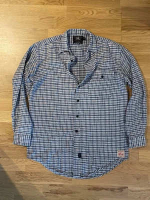 RRL flannel skjorta - En rutig flannel skjorta ifrån RRL ralph lauren. Size S men kan även passa M. Riktigt bra skick och fin kvalitet