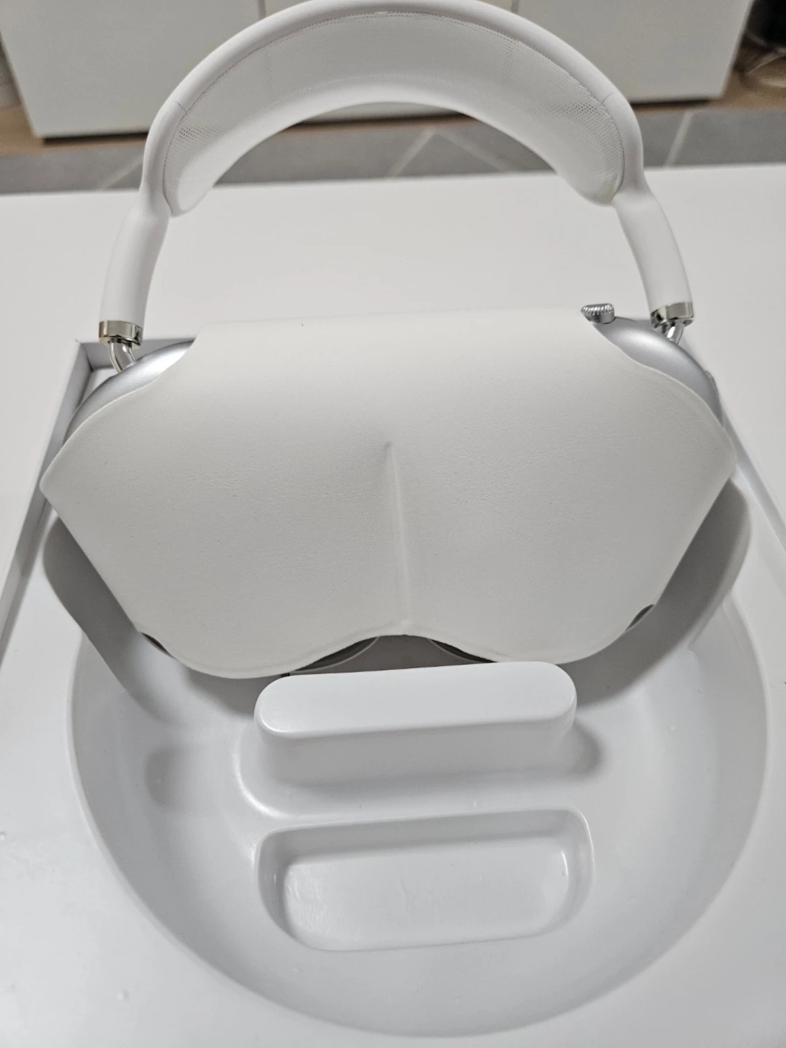 Ett par vita hörlurar  - 2