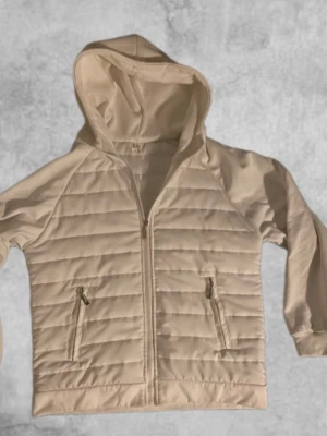 Vit cardigan jacka - Säljer nu en vit cardigan jacka, bara att kontakta vid flera frågor.