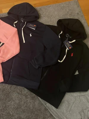 Polo Ralph Lauren  - 4 st polo zip ups. Säljer 1 för 299kr styck. Tagg finns kvar. HELT NYA. Fråga gärna vid frågor! Färger:  Rosa  Marinblå  Svart  Grå. 