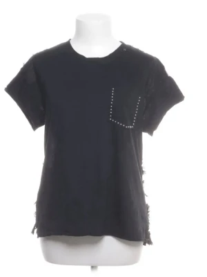 Svart t shirt med spets tröja  - Säljer en svart tshiry med hel spetsig rygg med en ficka med nitar runt på framsidan 