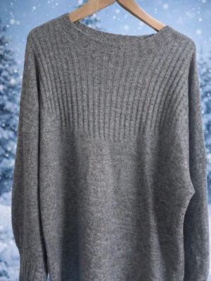 Helt ny oanvänd Grå ribbad stickad tröja L väldigt mjuk skön bekväm tröja  - Nypriset ca::350kr köpte till min mamma men fel färg hon ville ha svart .Den är  Ny med etikett kvar. Mysig grå stickad tröja med ribbad struktur upptill och rund hals. Tröjan har lång ärm och en relaxed passform som passar perfekt till kalla dagar. Enkel och stilren design som är lätt att matcha.  Färg:Grå .* Leverarid 1-3 vardagar. Skickas inom 24h kontakta mig gärna innan köp.  Mvh Anna 💕🫶