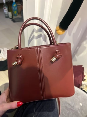 Zara väska - Jättefin, den är mer vinröd i verkligheten💞skriv för fler bilder