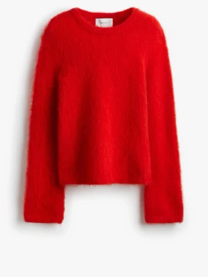 Röd mohair stickad tröja - Supermjuk och fluffig röd mohair stickad tröja med rund hals och långa ärmar. Tröjan har en lite boxig passform och är perfekt för kyliga dagar när du vill vara både varm och snygg. helt oanvänd och har fortfarande lapp på