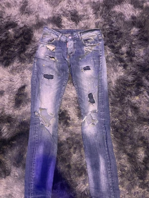 Dsquared2  jeans, stl 44 - Säljer ett par blå jeans från Dsquared2 i storlek 44. Ena fickan har gått sönder annars fint skick