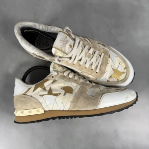 Valentino Rockrunners - - Valentino Rockrunners — Storlek 42,5  — 8/10 — Bra skick utan skavanker — Inkluderat - Skor — Retail 6000kr, utan skolådan 