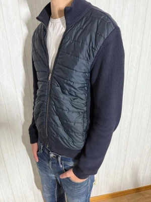 Mörkblå cardigan - Snygg mörkblå cardigan. Den är i ganska bra skick, ingen direkt synligt defekt. Vid fundering är det bara att hojta till !