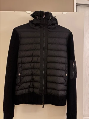 Moncler Cardigan - Moncler Cardigan med luva, köpt för några år sedan, har tyvärr inte kvar kvitto men tags funkar för äktehetsbevis🙃