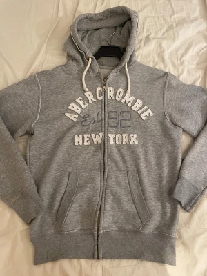 Abercrombie & Fitch - Snygg grå zip hoodie i storlek: S