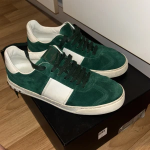 Valentino flycrews  - Tjena säljer nu ett par snuskigt snygga valentino flycrews i mocha, alla nitar är kvar samt inga defekter utöver ett litet svart märke vid sulan men inget som man märker, använt ett par gånger men väldigt försiktigt nypris på dom här skorna låg runt 6500 när dom släpptes men valentino slutade producera den här modellen för ett tag sedan vilket gör det till ett riktigt unikt par! Säljer mina för 2399 så ett rikigt dunder pris, lådan ingår Tyvär inte. Vid mer frågor så är det bara att höra av sig😃