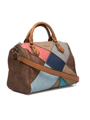 Patchwork handväska i skinn och textil DESIGUAL - Unik handväska med patchwork-design i flera färger som brunt, blått, beige, grått och rosa. Väskan har både handtag och axelrem i brunt skinn, samt detaljer i olika textilmaterial. Perfekt för dig som vill sticka ut med en färgglad och kreativ accessoar.