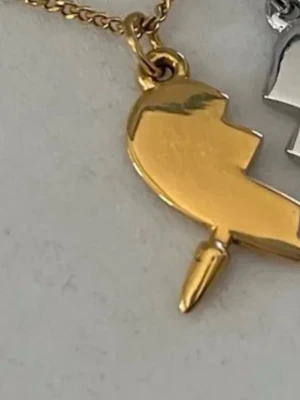 Maria Nilsdotter ”You and Me” inspirerat halsband - Aldrig använd, 18K guldpläterad och tillverkad i rostfritt stål. Kedjans längd 40+5 cm och nickelfri. Om du har fler frågor, tveka inte att höra av dig 🤗