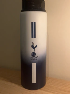 Tottenham vatten flaska  - Tottenham vatten flaska helt oanvänd. Vitt och mörkblå.