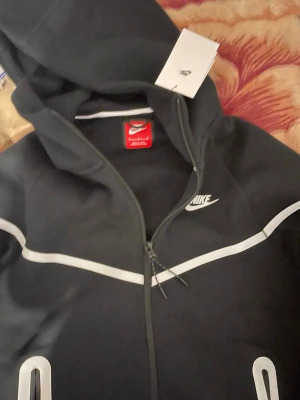 Nike teeche helt ny oanvänd  - Den är helt ny Nike bara lite för stor för mig den är storlek M och den lyser även när det är mörkt