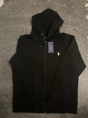 Polo zip - Helt ny polo zip som är för liten på mig. 
