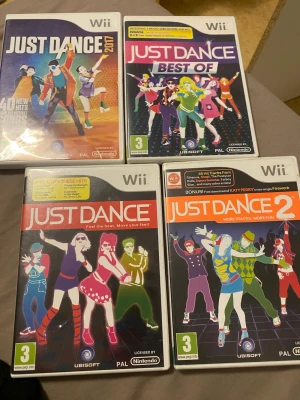 Just Dance-spel för Nintendo Wii - Fyra Just Dance-spel till Nintendo Wii: Just Dance, Just Dance 2, Just Dance 2017 och Just Dance Best Of. Skivorna och fodralen ser ut att vara i gott skick. Perfekt för familj och vänner som gillar dans och musikspel.