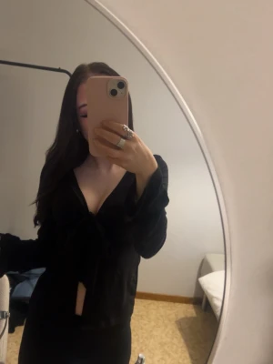 Svart tröja med knyt  - Fin tröja från Gina 