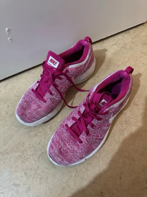 Nike skor  - Ett par Nike skor i stl 39 säljs för 150 kr. 