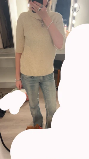 Beige stickad polotröja med halvärm - Säljer en jättefin mysig beige stickad polotröja med halvärm och hög krage. Tröjan har en enkel, rak passform och är gjord i ett fluffigt material som känns riktigt skönt mot huden. Perfekt för lager på lager under höst och vinter. Säljer denna polon då jag ej tyckte den passade på just mig ☺️Köpt av en tjej på vinted för 260 kr med frakt! OBS, de två sista bilderna är lånade av tjejen jag köpte plagget ifrån! Så det är samma polo!🥰 Skriv om du har några frågor, kan budas!Tar ej emot under 200kr!