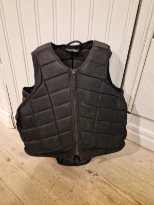 Säkerhetsväst st Child L  - Svart säkerhetsväst st Child L reglerbar I sidorna. 