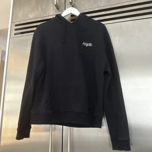 Axel Arigato Hoodie - Axel Arigato hoodie. Relativt bra skick. Säljer för att den inte används längre. Nypris 2100 kr, mitt pris 650kr.  Stl S