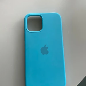Blå mobilskal från apple  - Ett jättefint blått mobilskal från apple som ser och känns helt nytt❣️Det passar till en iPhone 12 men säkert andra modeller också🥰