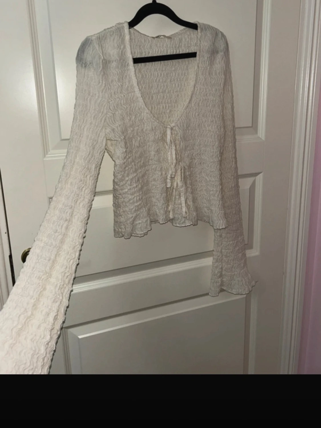 Vit blus med volanger 