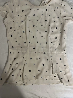 Tajt utsvängd tröja  - Säljer en jättefin tröja som är tajt och utsvängd nertill med fint mönster.❤️