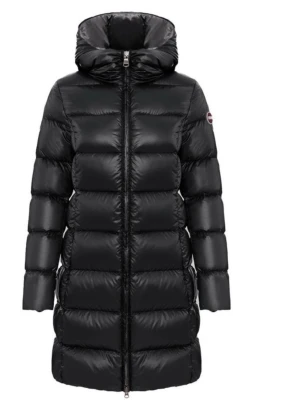 Svart lång dunjacka från Colmar - Säljer en svart lång dunjacka från Colmar med huva och dragkedja hela vägen. Jackan är quiltad och har en clean look med diskret logga på ärmen. Perfekt för kalla dagar och riktigt skön att bära. Passar dig som vill ha en stilren vinterjacka.