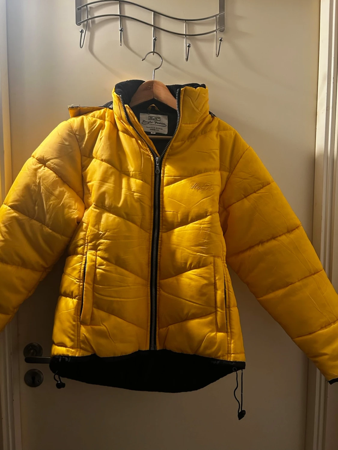 Gul pufferjacka från Henghe Fashion