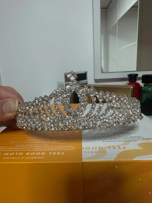 Tiara/brudkrona - Elegant tiara dekorerad med gnistrande strass. Perfekt för speciella tillfällen. En sten/strass  är omvänd men det går säkert att få den sitta på plats
