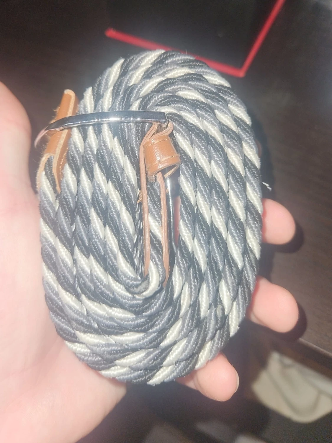 Randig flätad bälte med läderdetaljer