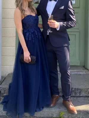 Balklänning  - Jag säljer nu min fina balklänning💙 endast använd en gång. Den har ett litet släp där bak och är hur fin som helst med snörning i ryggen. I väldigt fint skick det ända är att jag har spretat upp nedre summen vid kuporna och tagit ur inläggen💙 den är i storlek i 32 men passar mig även som är 34/36. Man kan bestämma själv hur tajt den ska sitta i snörningen på ryggen. Jag är 165 och har klackar med 5cm på de två första bilderna